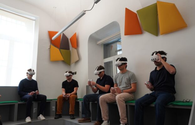 Can virtual reality help future managers build their digital skills? 